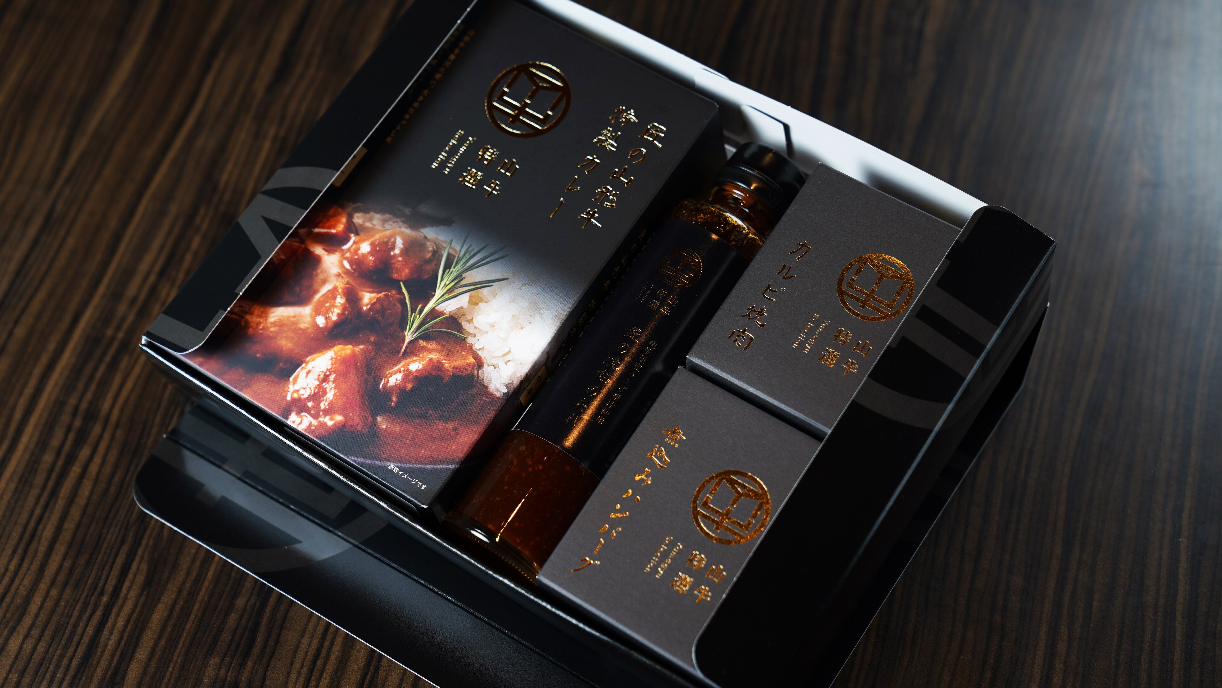 【焼肉名匠 山牛】<br>匠の山形牛カレー(辛口・中辛)<br>匠の山形牛カルビ焼肉缶詰<br>匠の山形牛と山形県産豚の煮込みハンバーグ缶詰<br>匠の焼肉のたれ　ギフトセット