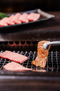 【焼肉名匠 山牛】<br>匠の山形牛カルビ焼肉缶詰<br>匠の山形牛と山形県産豚の煮込みハンバーグ缶詰<br>匠の焼肉のたれ　ギフトセット