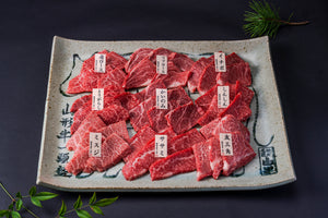 【焼肉名匠 山牛】山形牛一頭盛り 平清水焼きプレート付き<br>一頭盛り皿（平清水焼）、あらぎり本わさび、藻塩付き
